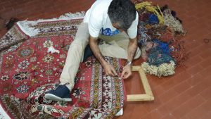 riparazione buco con rimessa in telaio del tappeto