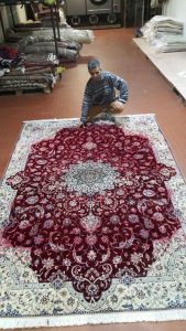 Questo tappeto che aveva perso il colore, ecco com'era prima del restauro